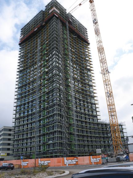 Vue de la TOUR CERES depuis le rond-point de la rue Hohenrainstrasse pendant la construction CERES Tower Pratteln