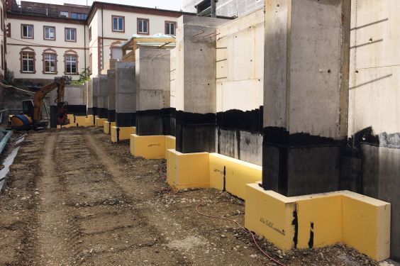 Ansicht Turnhallenaussenwand mit verlegter Wärmedämmung swissporXPS auf die Abdichtung swissporBIKUTOP EP5 flam und den Haftvermittler swisspor Bitumenlack VS 100 Turnhalle SIS