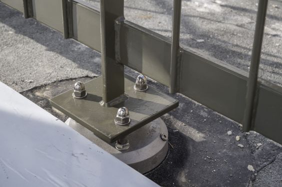 Aufnahme des Staketengeländers über die drei Gewindestangen des DS180 Wohnüberbauung Rossweid BefTec Gockhausen Foto 0011